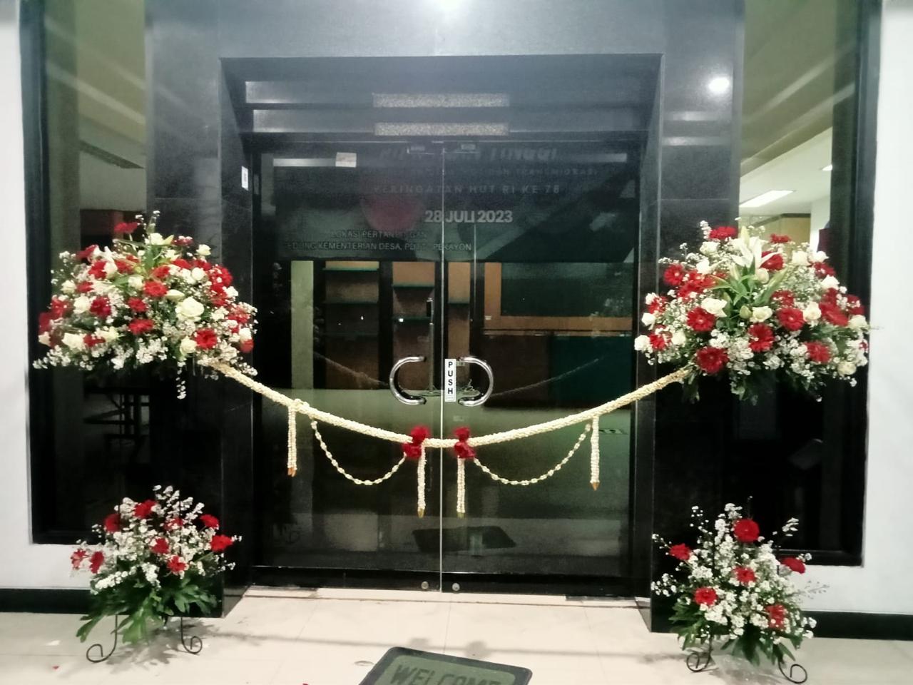 Rangkaian bunga gunting pita untuk peresmian di Cileungsi
