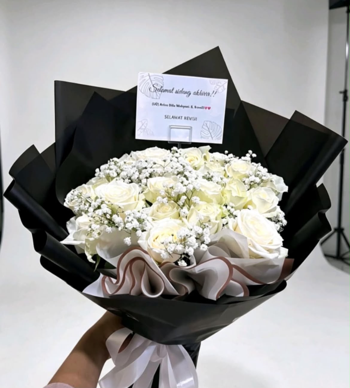Hand bouquet mawar merah dari toko bunga Cileungsi