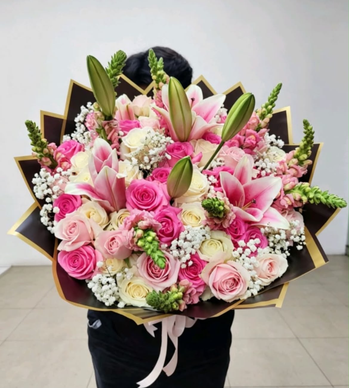 Hand bouquet mawar mewah untuk valentine dan anniversary di Cileungsi
