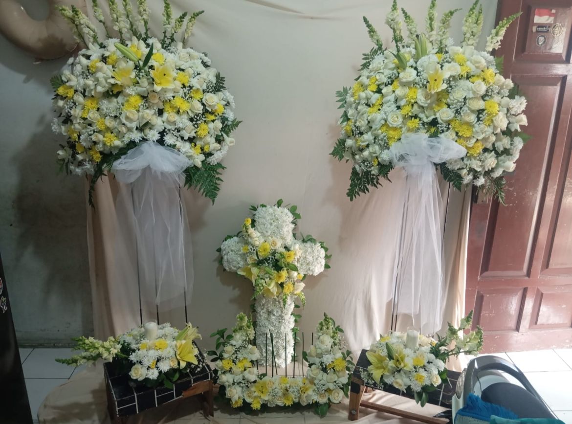Paket bunga dekorasi rumah duka dari toko bunga Jatisari untuk keluarga di Desa Jatisari, Cileungsi