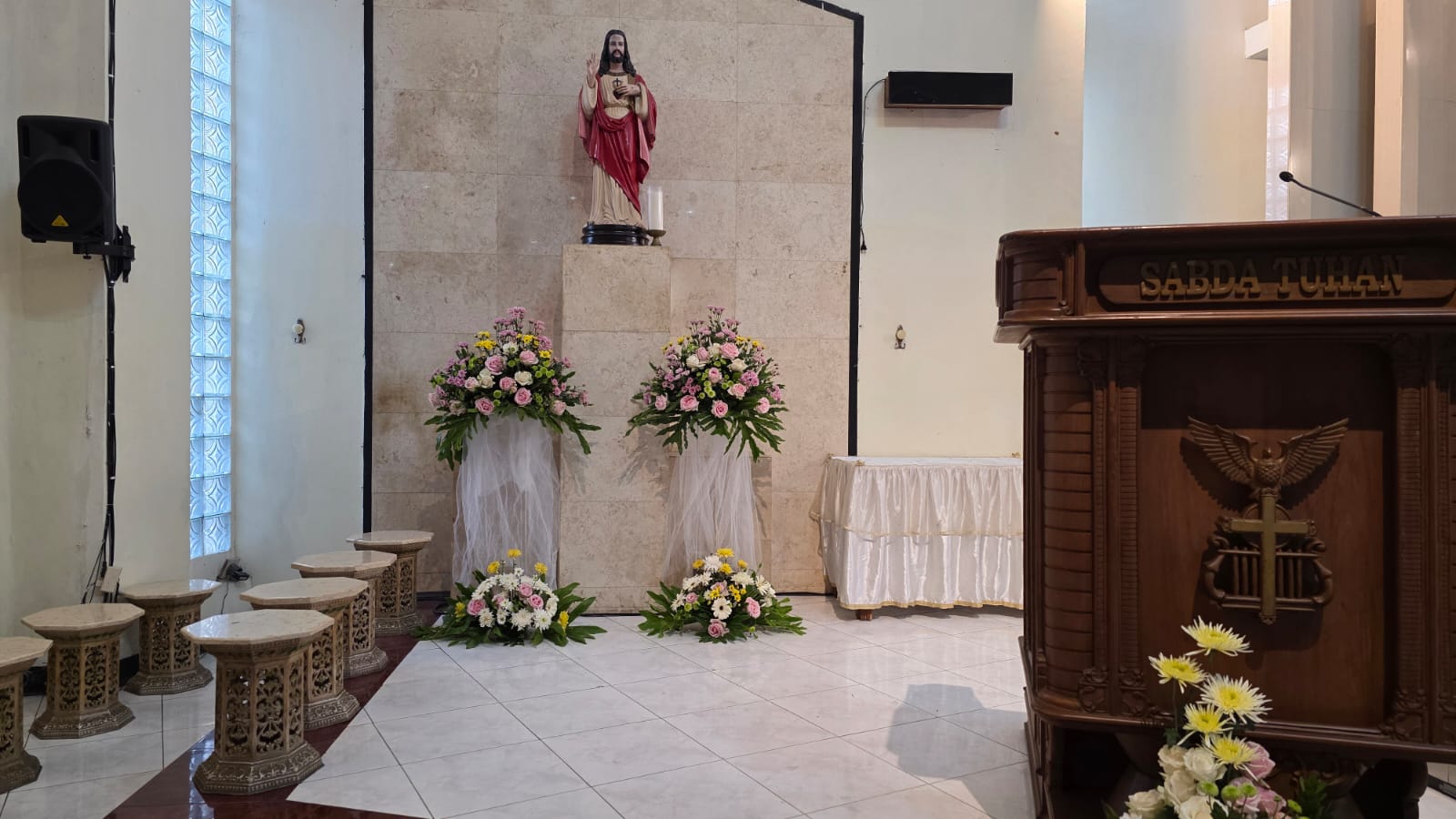 Dekorasi bunga gereja untuk pemberkatan pernikahan di Cileungsi