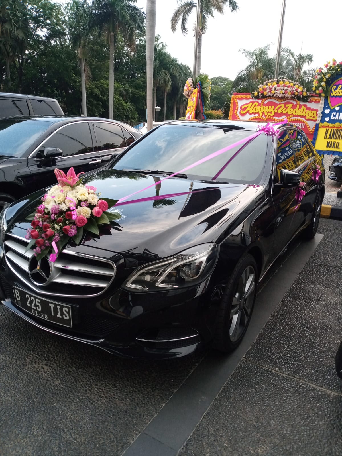 Dekorasi bunga mobil pengantin tampak depan di Cileungsi