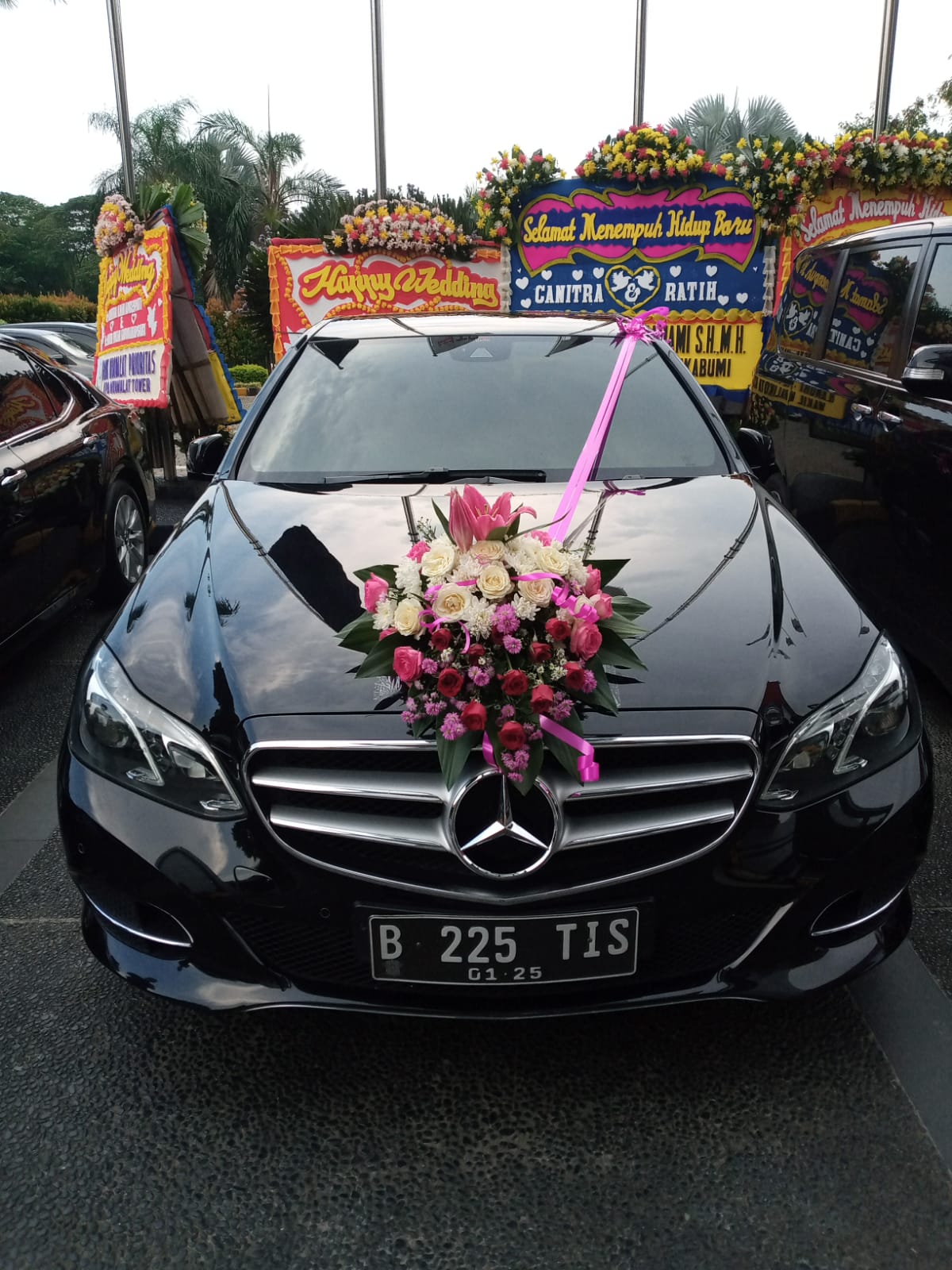 Dekorasi mobil pengantin dengan bunga segar di Cileungsi